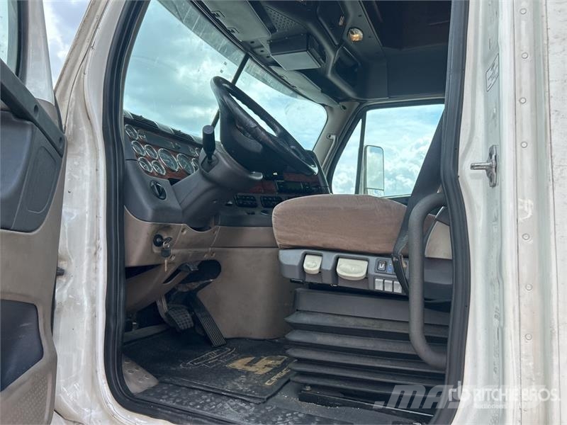 Freightliner CASCADIA 113 6x2 Sleeper Refrigerated Truck Hűtős