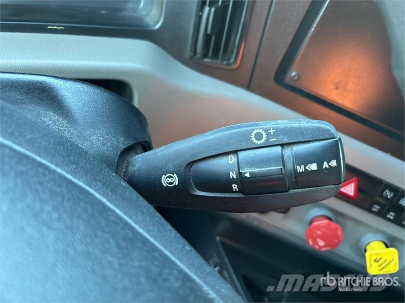 Freightliner Cascadia 126 6x4 T/A Sleeper Truck Tractor وحدات الجر