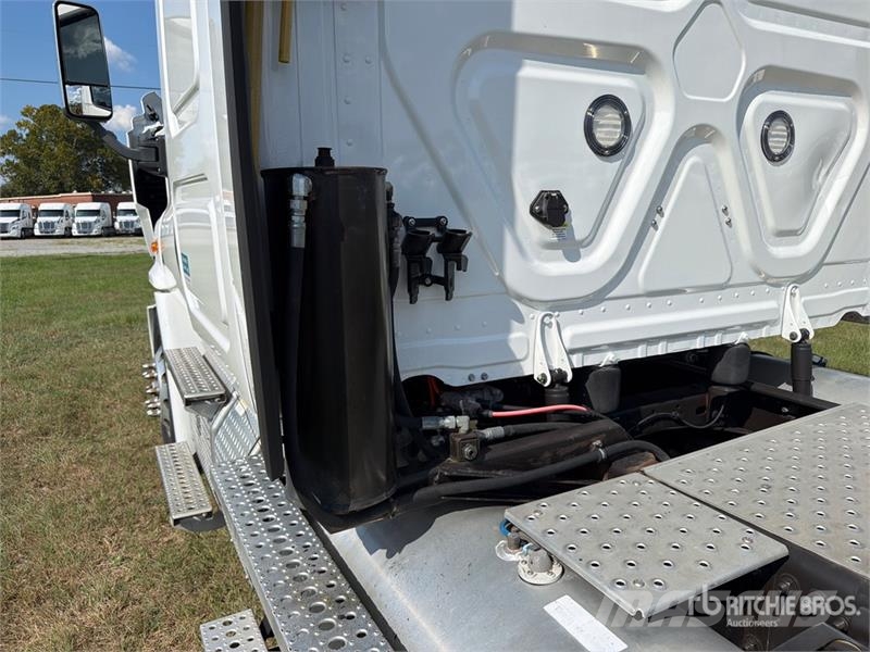 Freightliner Cascadia 113 6x4 Sleeper Car Carrier Truck مركبات النقل