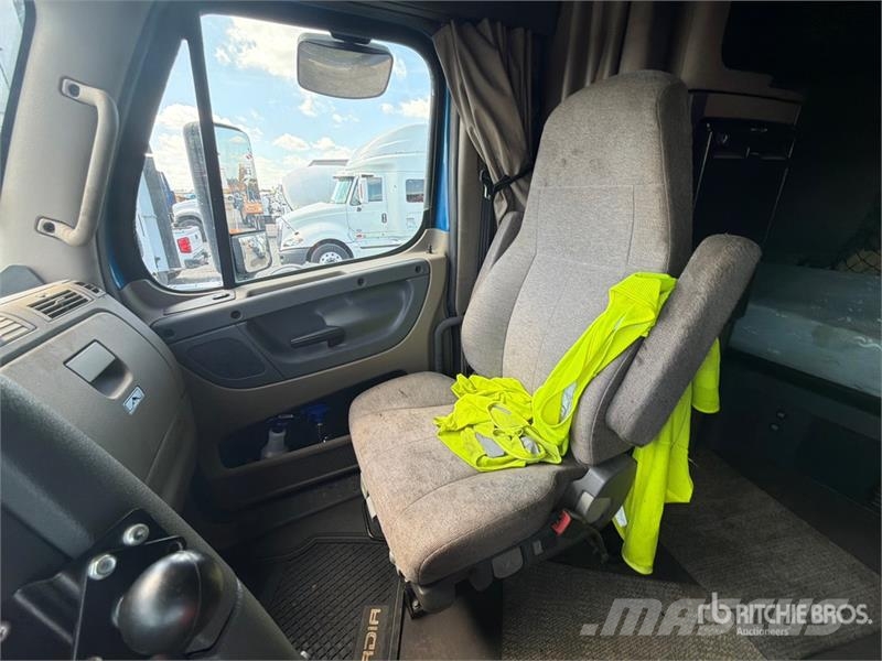 Freightliner Cascadia 125 6x4 T/A Sleeper Truck Tractor Vilcēji
