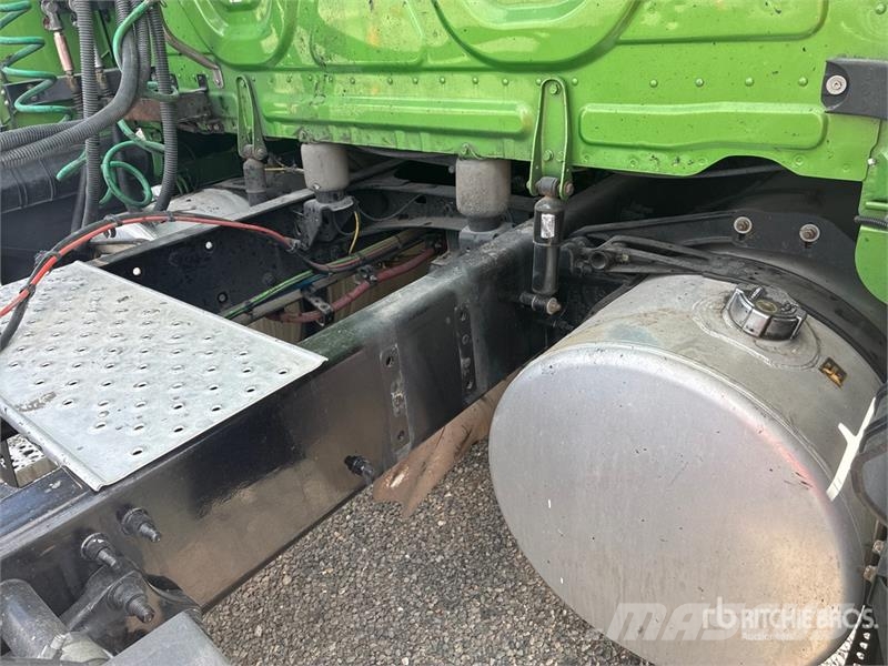 Freightliner Cascadia 126 6x4 T/A Sleeper Truck Tractor 中古トラクターヘッド | トレーラーヘッド