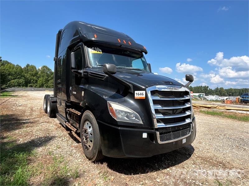 Freightliner Cascadia 126 6x4 T/A Sleeper Truck Tractor (Inoper Седельные тягачи