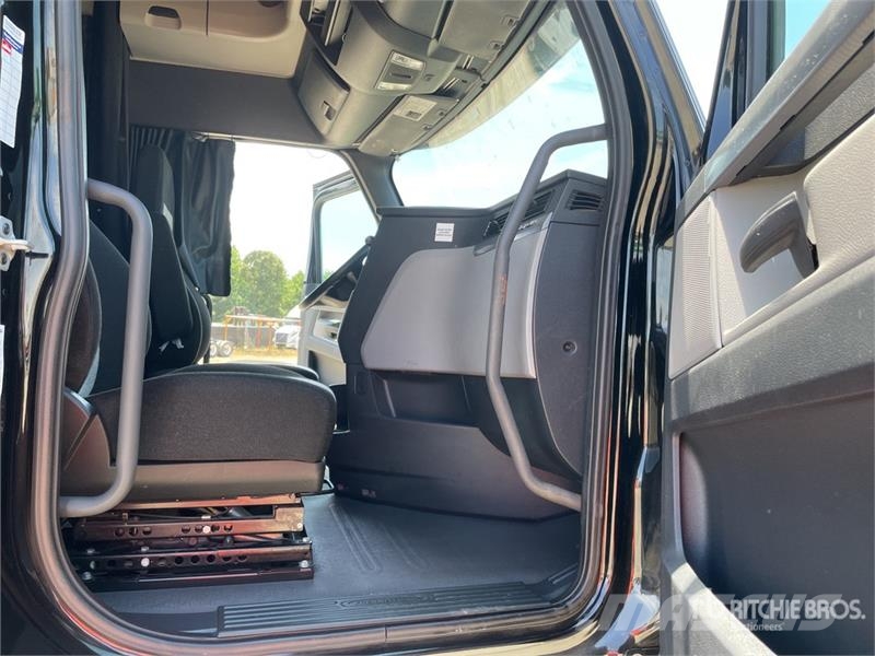 Freightliner Cascadia 126 6x4 T/A Sleeper Truck Tractor (Inoper Седельные тягачи