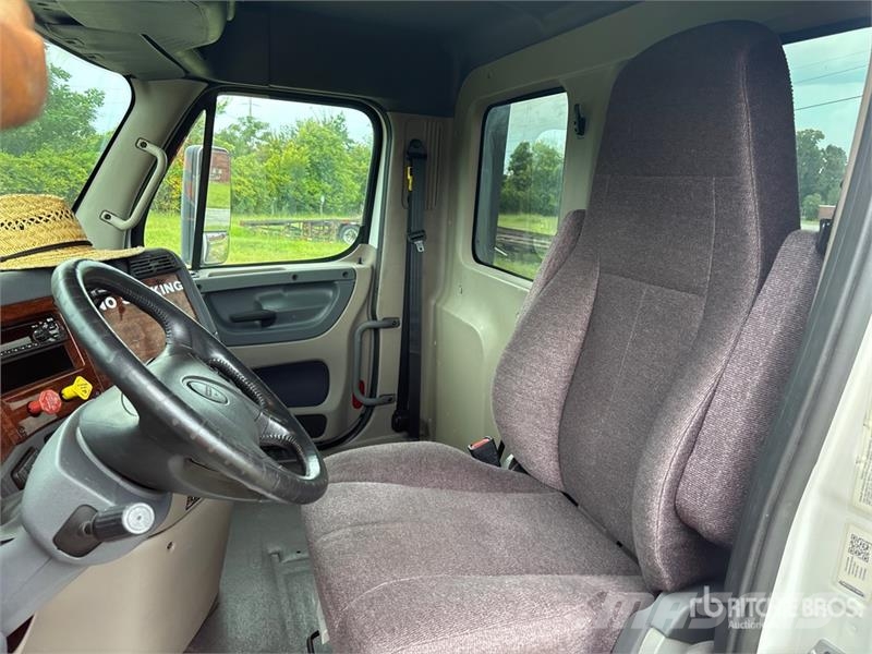 Freightliner Cascadia 113 Camiones portavehículos