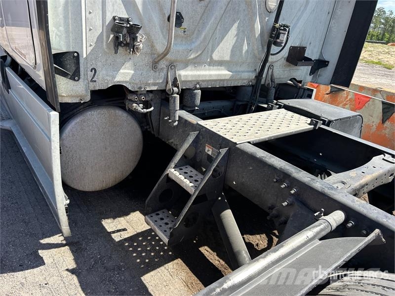Freightliner Cascadia 125 6x4 T/A Sleeper Truck Tractor (Inoper Cavalos mecânicos