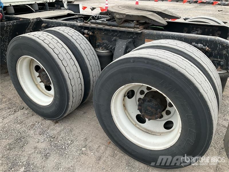 Freightliner Cascadia 126 6x4 T/A Sleeper Truck Tractor Vilcēji