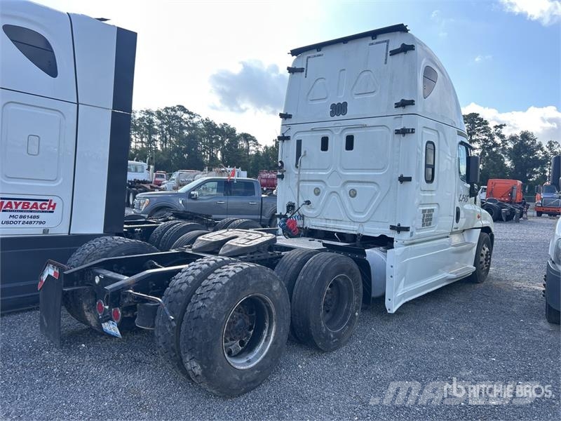 Freightliner Cascadia 125 6x4 T/A Sleeper Truck Tractor (Inoper Nyergesvontatók