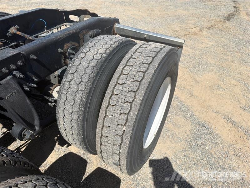 Freightliner Cascadia 125 6x4 T/A Sleeper Truck Tractor 中古トラクターヘッド | トレーラーヘッド
