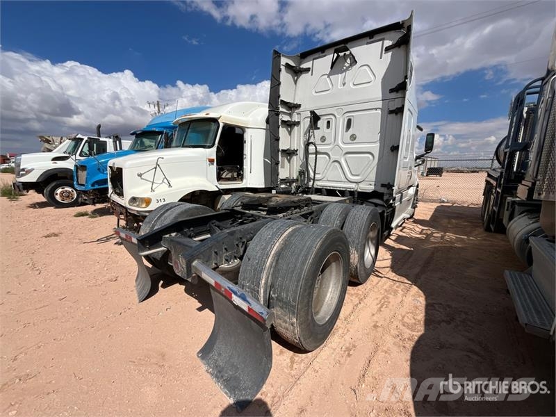Freightliner Cascadia 126 6x4 T/A Sleeper Truck Tractor (Inoper Тягачі