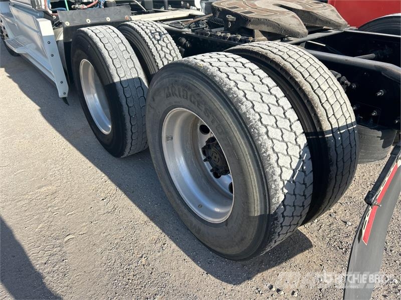 Freightliner Cascadia 126 6x4 T/A Sleeper Truck Tractor Tegljači