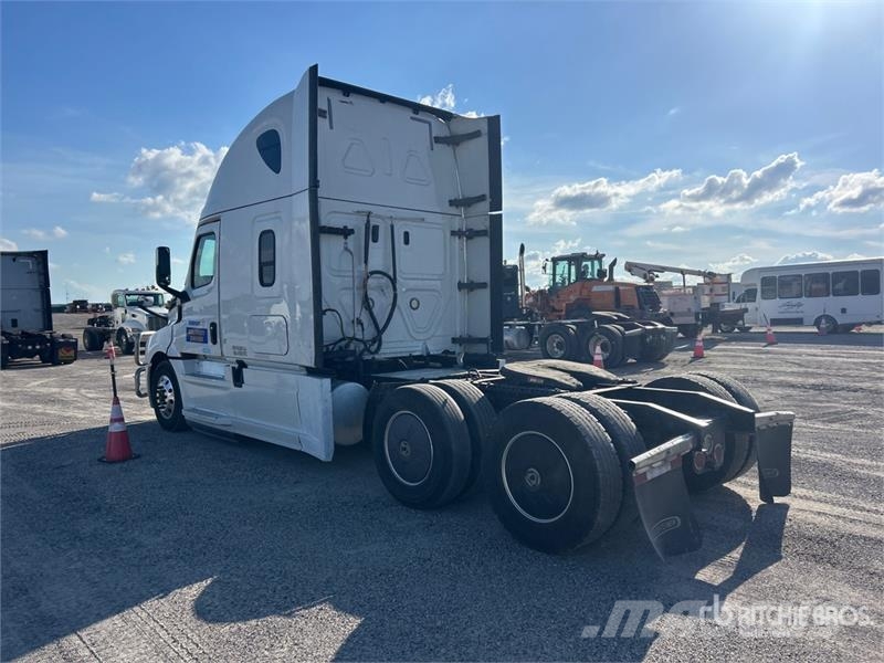Freightliner Cascadia 126 6x4 T/A Sleeper Truck Tractor Sadulveokid