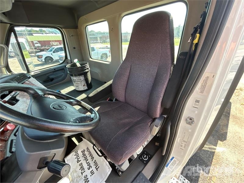 Freightliner Cascadia 113 4x2 Car Carrier Truck Trasportatore per veicoli