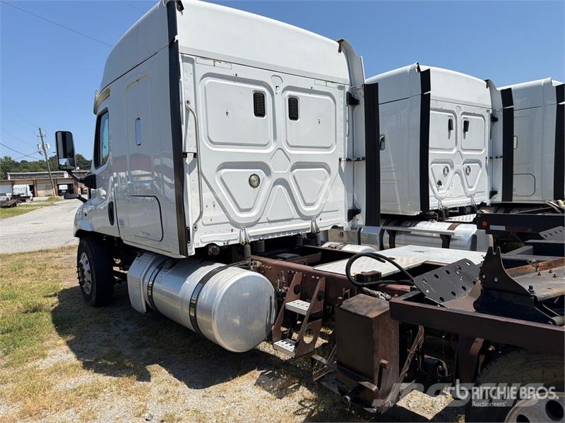 Freightliner Cascadia 113 6x4 Sleeper Car Carrier Truck (Inoper Camiones portacoches