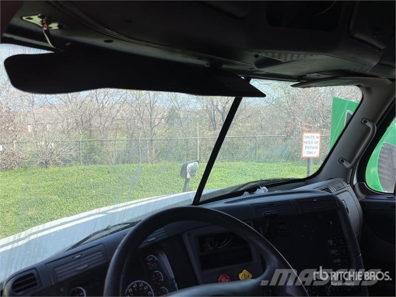 Freightliner Cascadia 125 6x4 T/A Sleeper Truck Tractor Cabezas tractoras