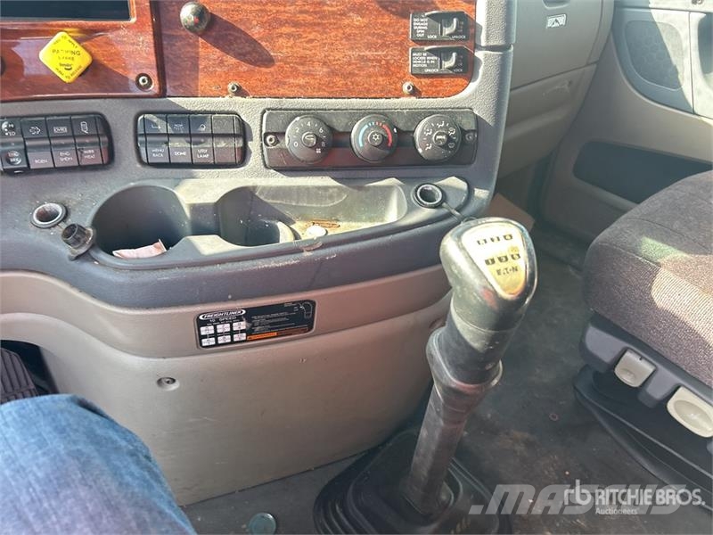 Freightliner Cascadia 125 6x4 T/A Sleeper Truck Tractor (Inoper Nyergesvontatók