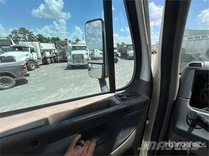 Freightliner Cascadia 125 6x4 Tri/A Day Cab Truck Tractor (Glid Nyergesvontatók
