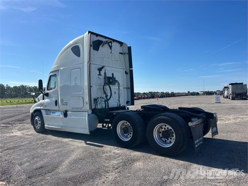 Freightliner Cascadia 125 6x4 T/A Sleeper Truck Tractor Dragbilar