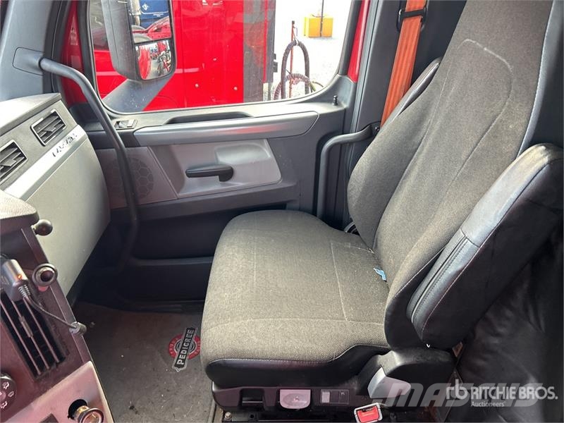Freightliner Cascadia 126 6x4 T/A Sleeper Truck Tractor وحدات الجر
