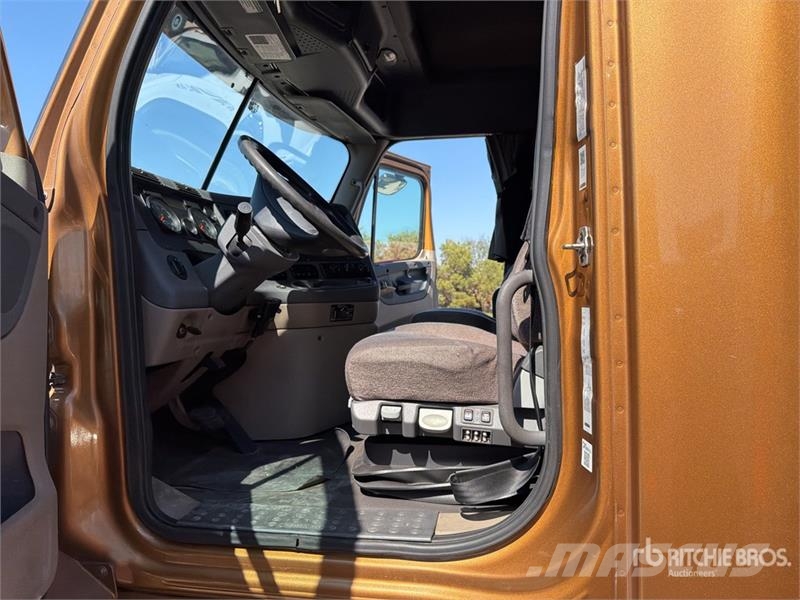 Freightliner Cascadia 125 6x4 T/A Sleeper Truck Tractor Tegljači