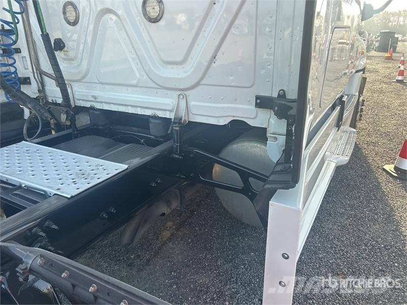 Freightliner Cascadia 125 6x4 T/A Sleeper Truck Tractor Седельные тягачи