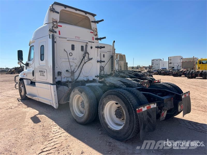 Freightliner Cascadia 125 6x4 T/A Sleeper Truck Tractor Vlačilci