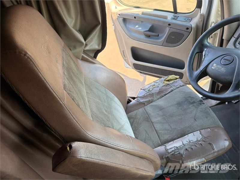 Freightliner Cascadia 113 6x4 Sleeper Car Carrier Truck Camiones portacoches