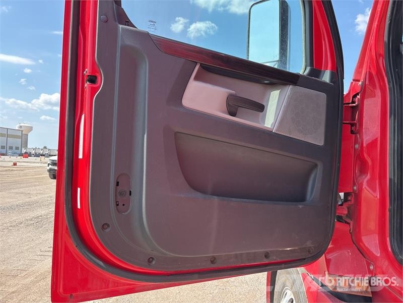 Freightliner Cascadia 126 6x4 T/A Sleeper Truck Tractor Tahače