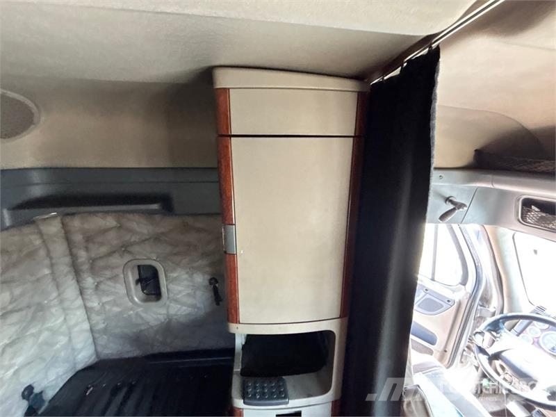 Freightliner Cascadia 125 6x4 T/A Sleeper Truck Tractor 中古トラクターヘッド | トレーラーヘッド