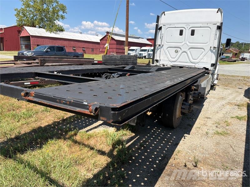 Freightliner Cascadia 113 6x4 Sleeper Car Carrier Truck (Inoper Camiones portacoches