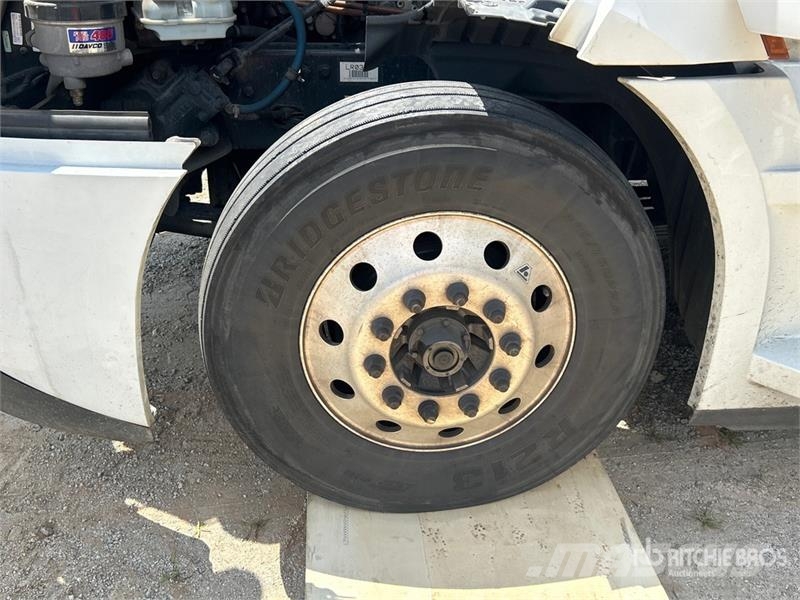 Freightliner Cascadia 126 6x4 T/A Sleeper Truck Tractor (Inoper Vilcēji
