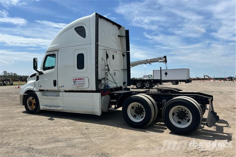 Freightliner Cascadia 126 6x4 T/A Sleeper Truck Tractor Vilcēji