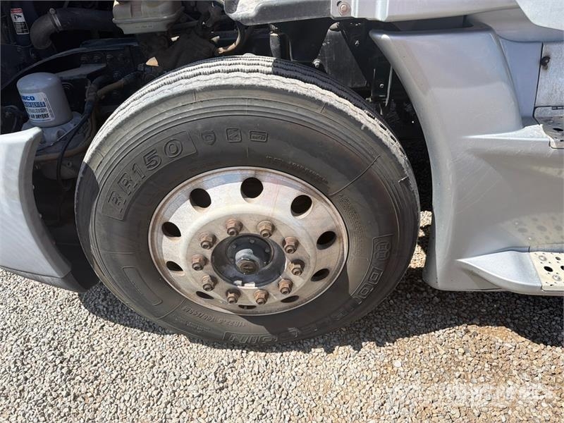 Freightliner Cascadia 125 6x4 T/A Sleeper Truck Tractor 中古トラクターヘッド | トレーラーヘッド
