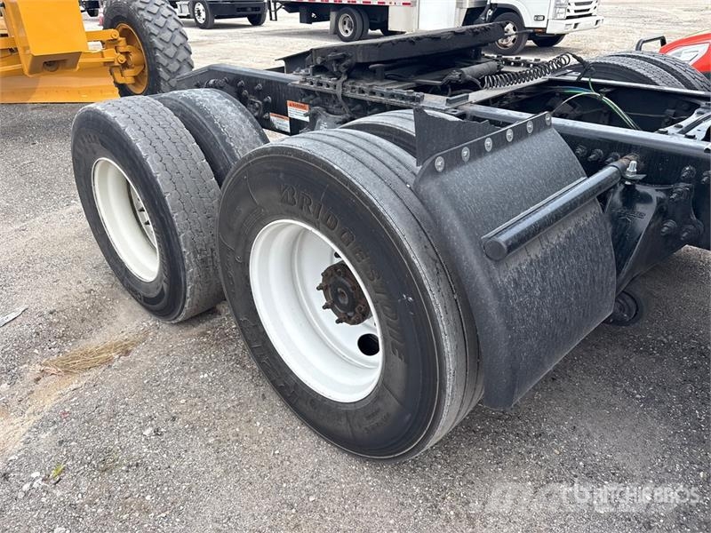 Freightliner Cascadia 126 6x4 T/A Sleeper Truck Tractor Naudoti vilkikai