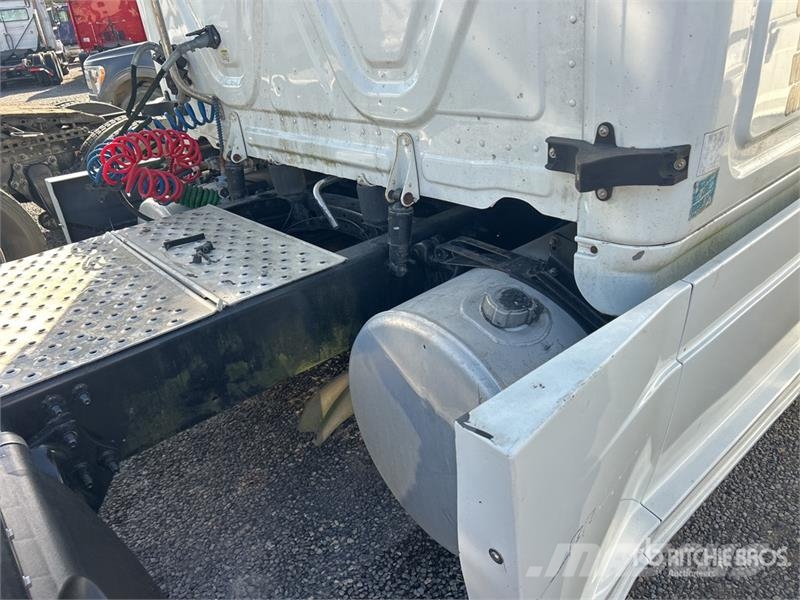 Freightliner Cascadia 125 6x4 T/A Sleeper Truck Tractor (Inoper Nyergesvontatók