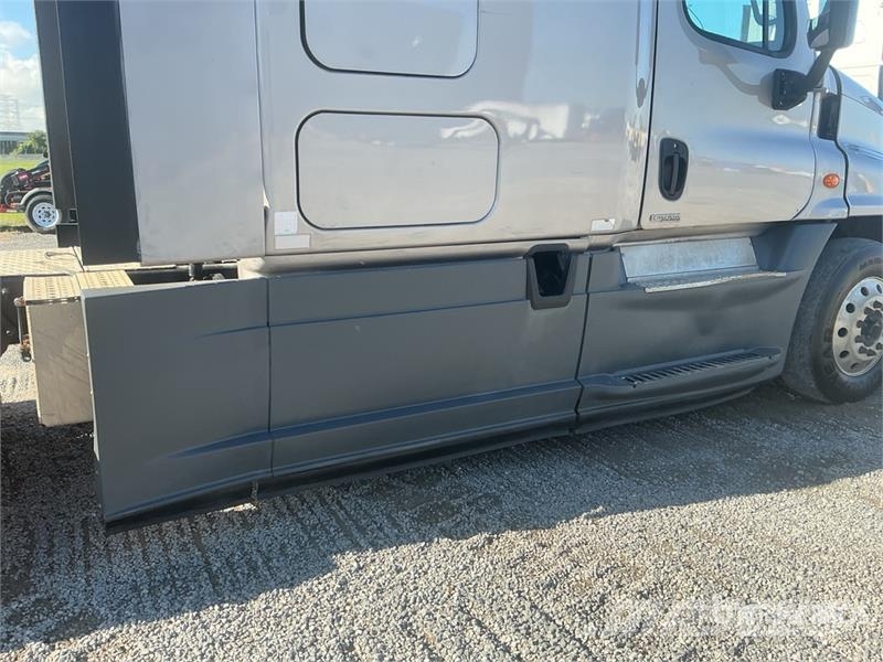 Freightliner Cascadia 125 6x4 T/A Sleeper Truck Tractor 中古トラクターヘッド | トレーラーヘッド