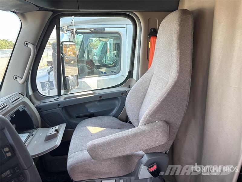 Freightliner Cascadia 125 6x4 T/A Sleeper Truck Tractor Tegljači