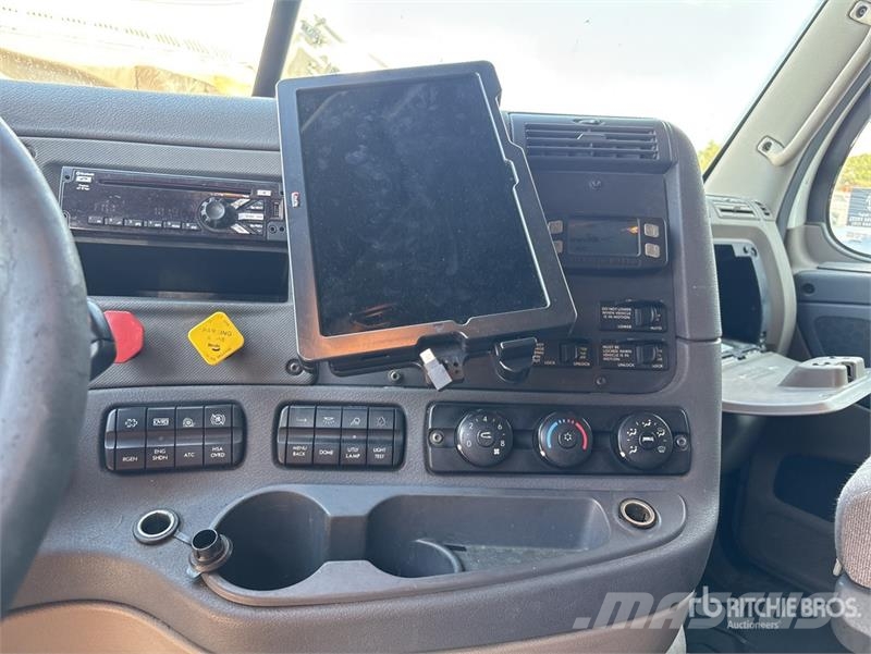 Freightliner Cascadia 125 6x4 T/A Sleeper Truck Tractor Tegljači