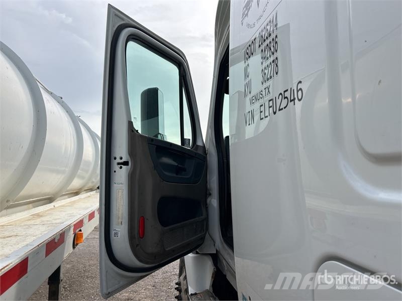 Freightliner Cascadia 125 6x4 T/A Sleeper Truck Tractor 曳引機組件