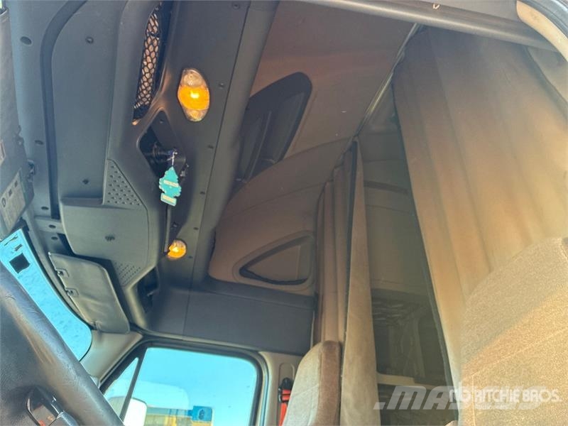 Freightliner Cascadia 125 6x4 T/A Sleeper Truck Tractor Vilcēji