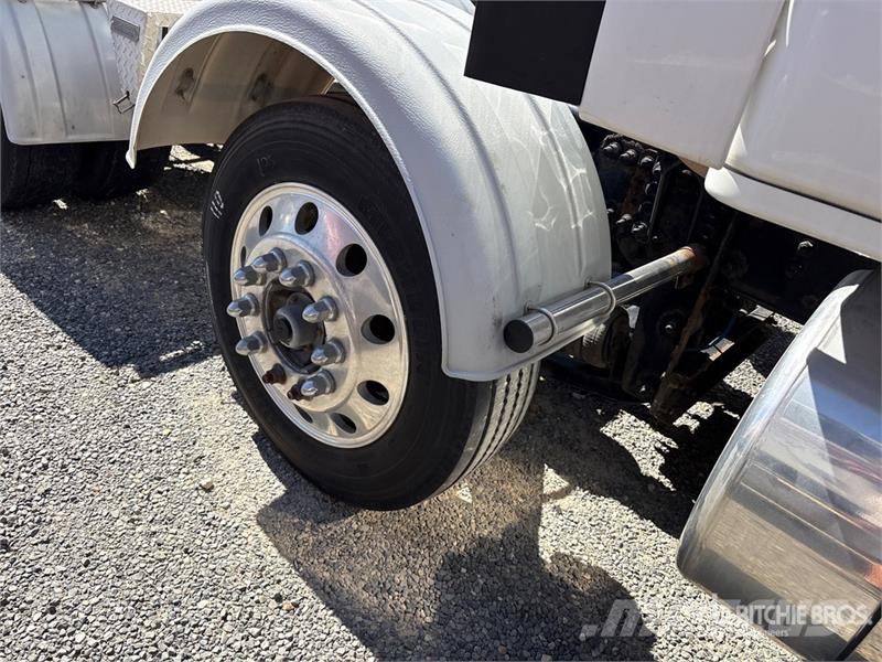 Freightliner Cascadia 126 8x4 Tri/A Sleeper Truck Tractor (Inop Tegljači