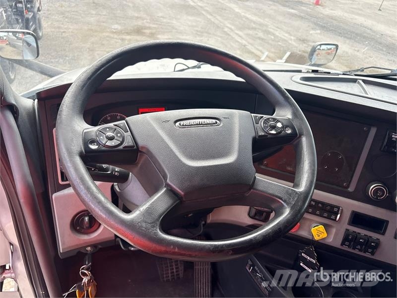 Freightliner Cascadia 126 6x4 T/A Sleeper Truck Tractor Vlačilci