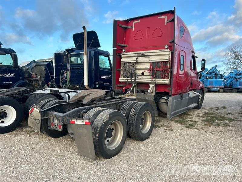 Freightliner Cascadia 6x4 T/A Sleeper Truck Tractor (Inoperable Trekkvogner