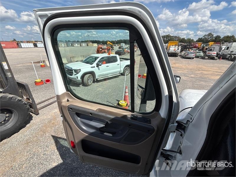 Freightliner Cascadia 125 6x4 T/A Sleeper Truck Tractor Sattelzugmaschinen