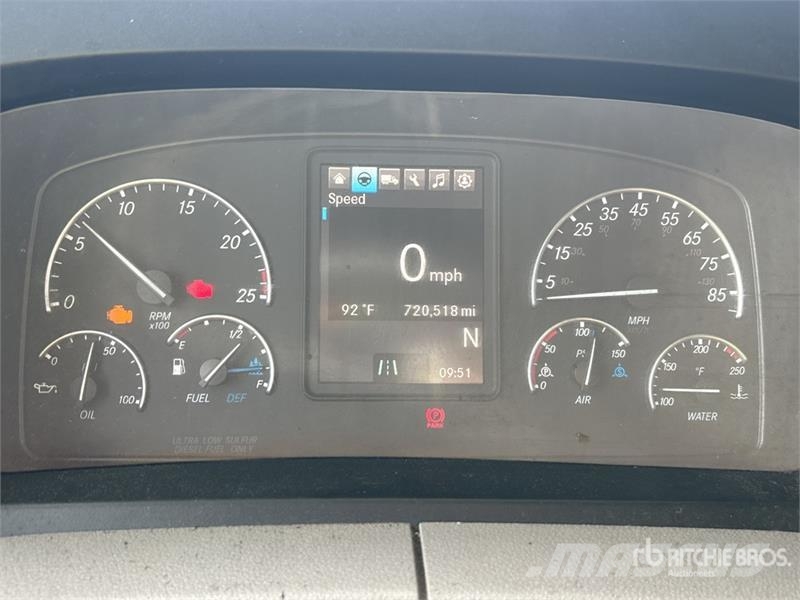 Freightliner Cascadia 126 6x4 T/A Sleeper Truck Tractor 中古トラクターヘッド | トレーラーヘッド