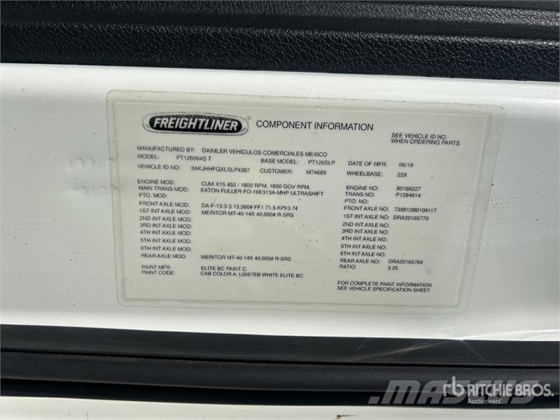 Freightliner Cascadia 126 6x4 T/A Sleeper Truck Tractor 中古トラクターヘッド | トレーラーヘッド