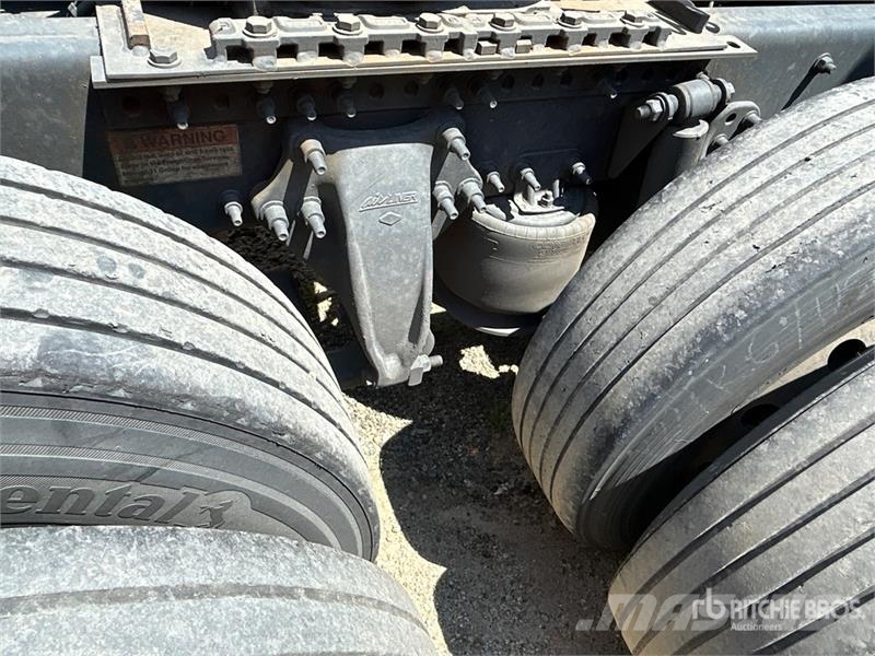 Freightliner Cascadia 126 6x4 T/A Sleeper Truck Tractor (Inoper Vilcēji