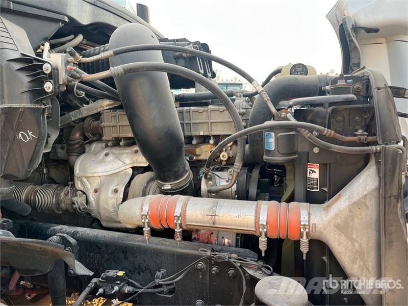 Freightliner Cascadia 126 6x4 T/A Sleeper Truck Tractor Sattelzugmaschinen