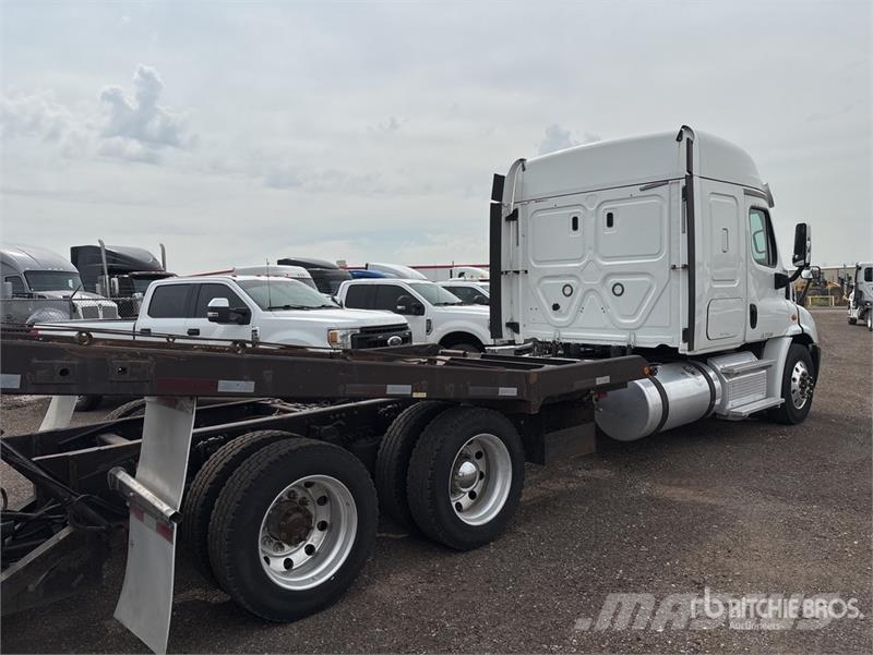 Freightliner Cascadia 113 6x4 Sleeper Car Carrier Truck Evakuatori