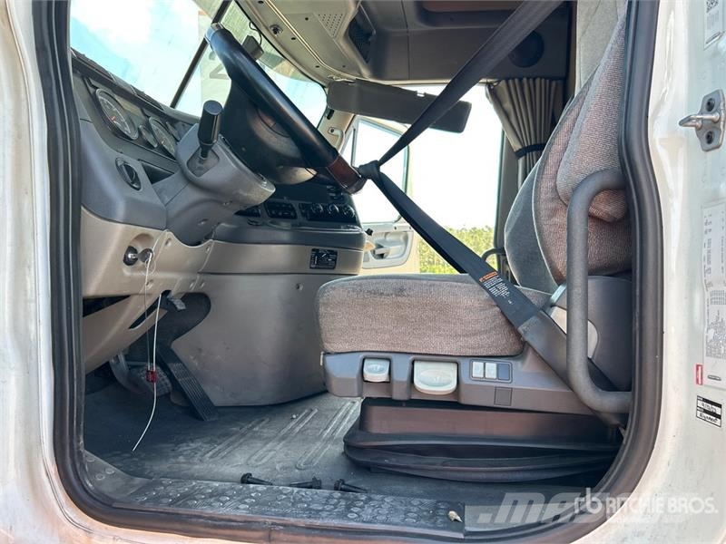 Freightliner Cascadia 125 6x4 T/A Sleeper Truck Tractor (Inoper Cavalos mecânicos