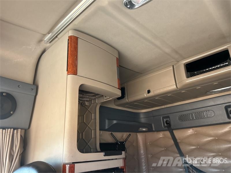 Freightliner Cascadia 125 6x4 T/A Sleeper Truck Tractor Vlačilci